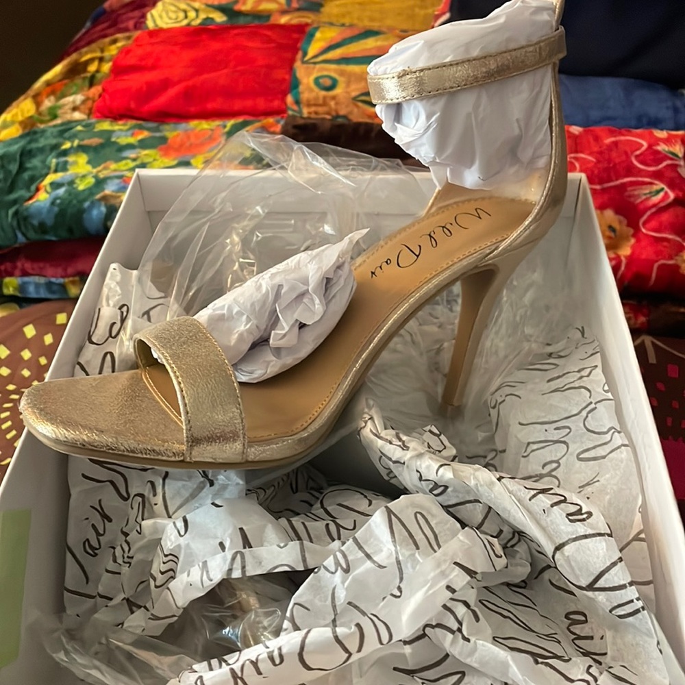 Women Gold Shimmer new in box heel